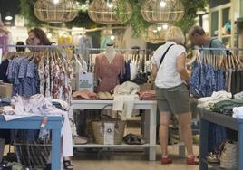 Gente comprando en tiendas de Valencia.