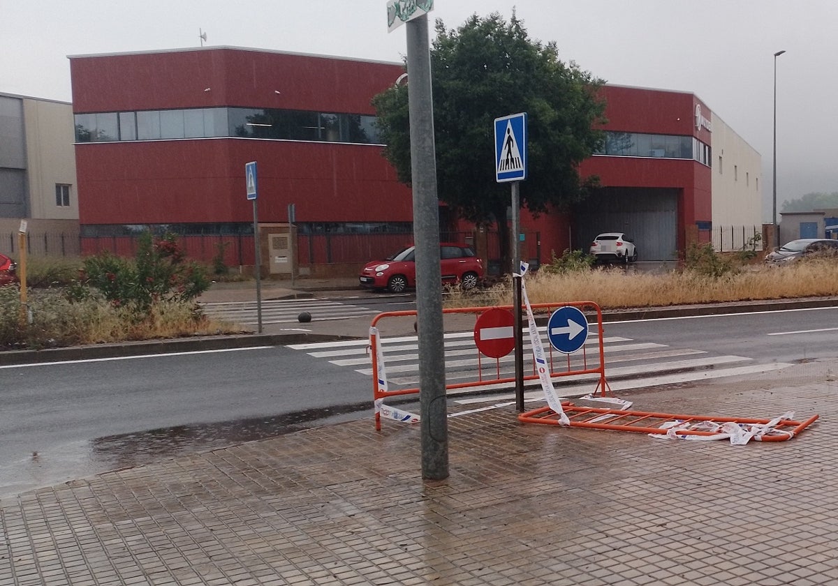 Una de las calles del Polígono de Meses que tuvo que ser cortada al tráfico.