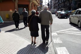 Pareja de jubilados paseando