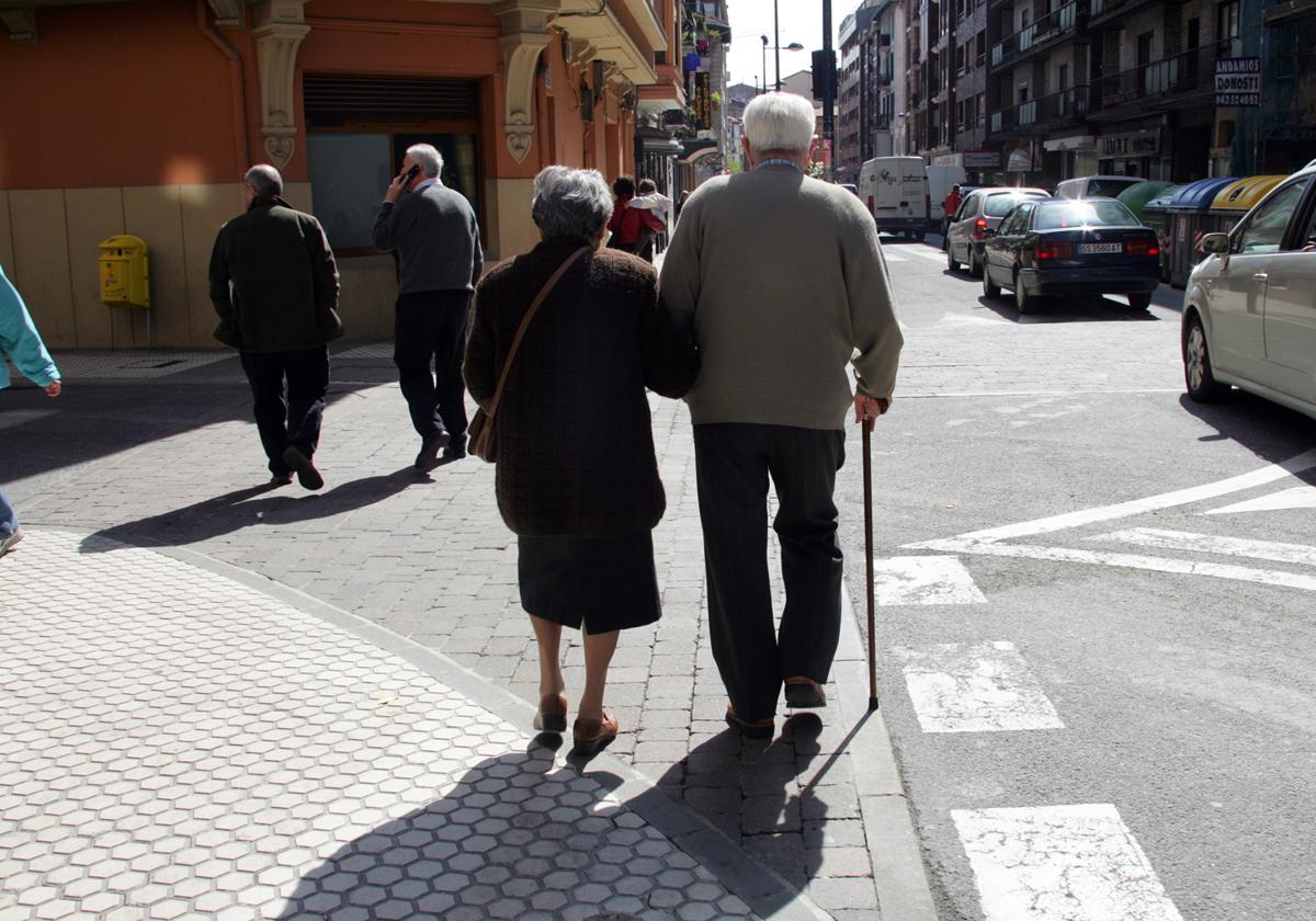 Pareja de jubilados paseando