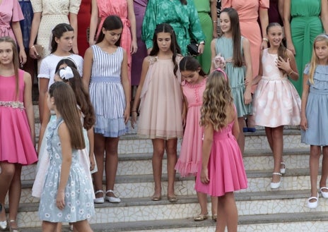 Imagen secundaria 1 - Posado de las 73 niñas candidatas a fallera mayor infantil de Valencia.