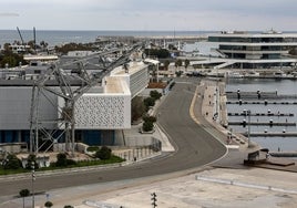 Instalaciones de la Marina, con el edificio Veles e Vents y la zona de las antiguas bases.