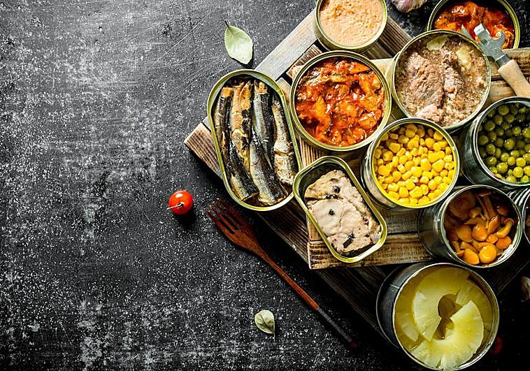 Varios superalimentos encima de una mesa, imagen de archivo.