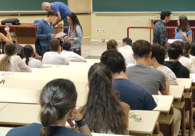 Estudiantes, durante un examen de selectividad.