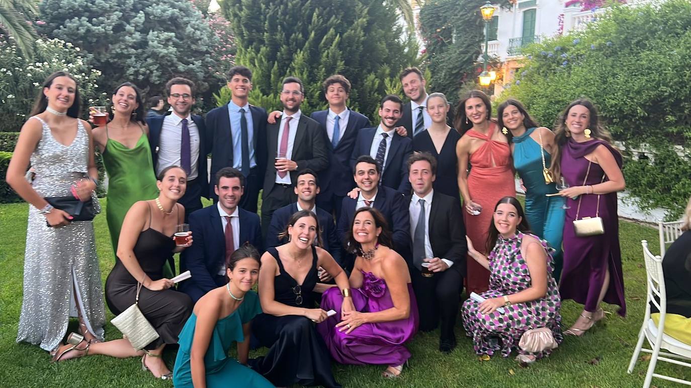 La familia de la novia, en una foto de grupo tras la ceremonia.