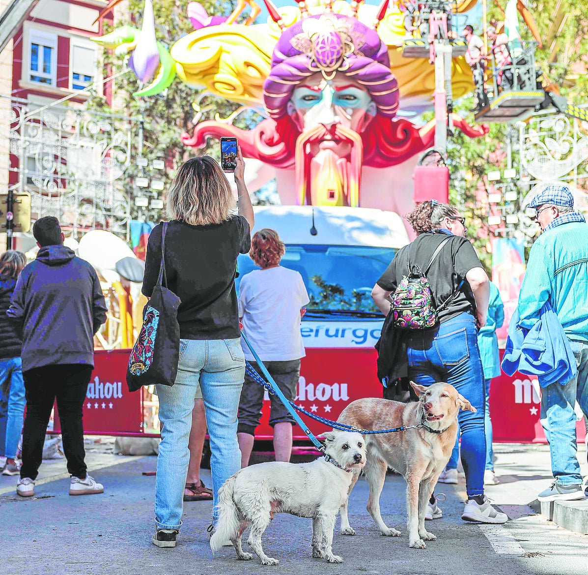 Una pareja de perros, con su dueña, en las Fallas.