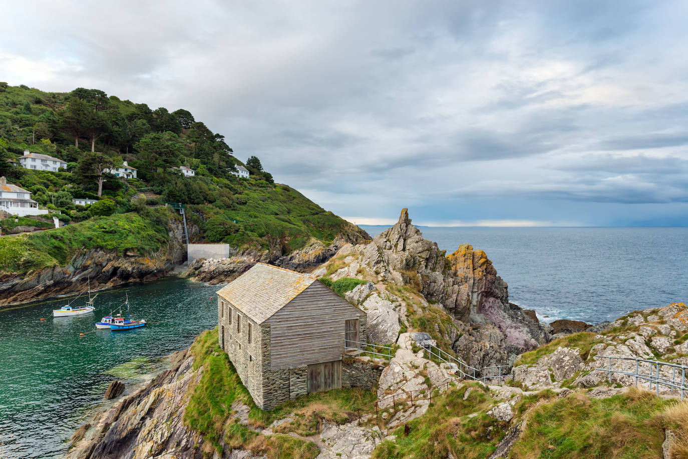 Polperro (Cornualles - Reino Unido) Pueblo más singular de Reino Unido con sus casas de piedra encaladas adornadas con flores o colecciones de pequeñas boyas de colores.