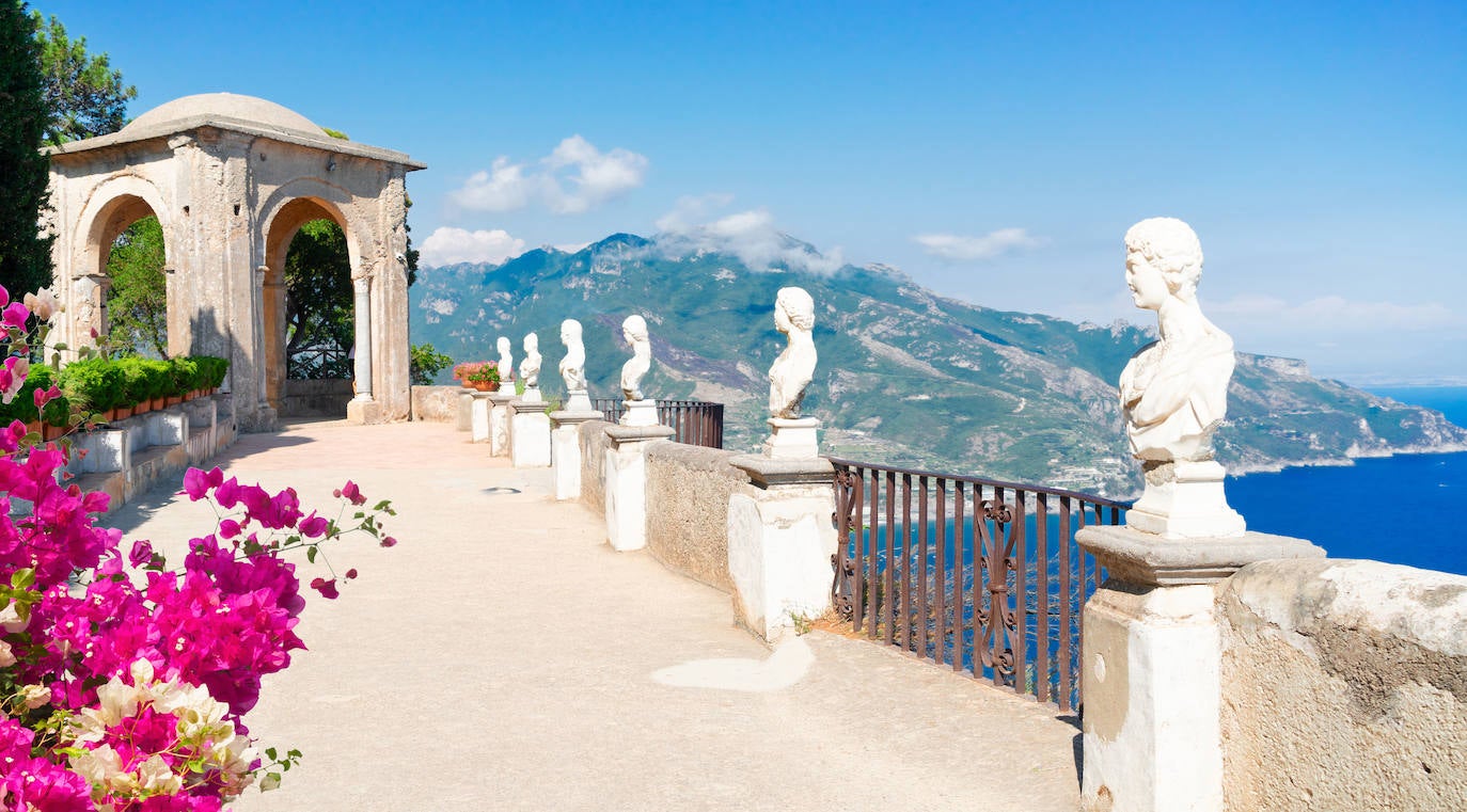 Ravello (Costa Amalfitana - Campania - Italia). Gran cantidad de personajes famosos han transitado por sus calles: Wagner, Virginia Wolf, Gore Vidal, Lauren Bacall, Paul Newman, Greta Garbo, Jacqueline Kennedy o Tennessee Williams entre otros.