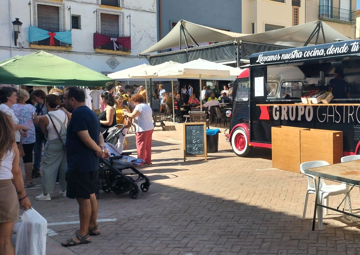 Imagen secundaria 1 - Arriba, dos de sus especialidades en GastroBar; en el centro la Gastroneta y, sobre estas líneas, algunos de los productos que se pueden degustar en La Jamonería.