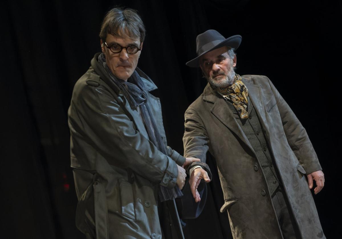 Jordi Ballester y Diego Braguinsky en una escena de 'La mujer de negro'.