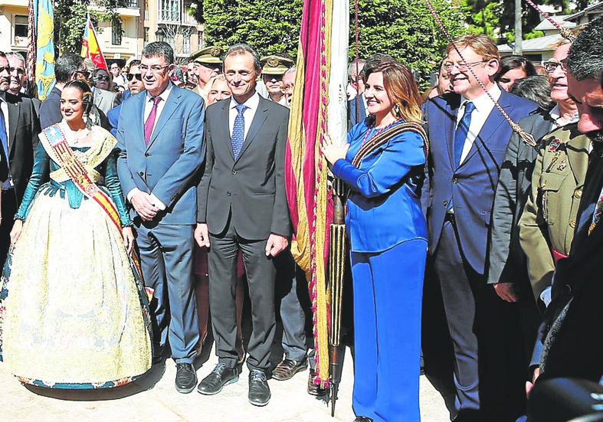 Catalá, en el centro, como portadora de la Senyera en 2019.