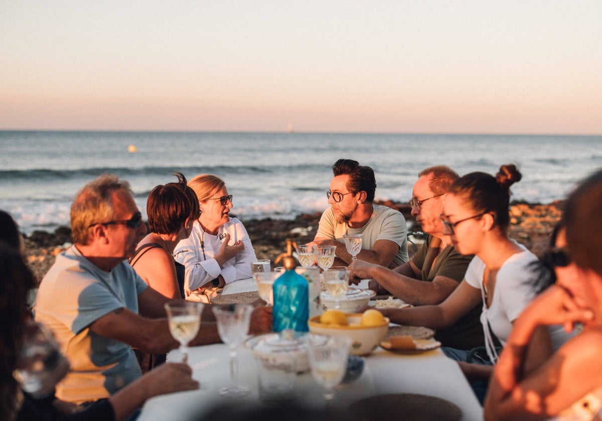 Un momento de la cena junto al mar.