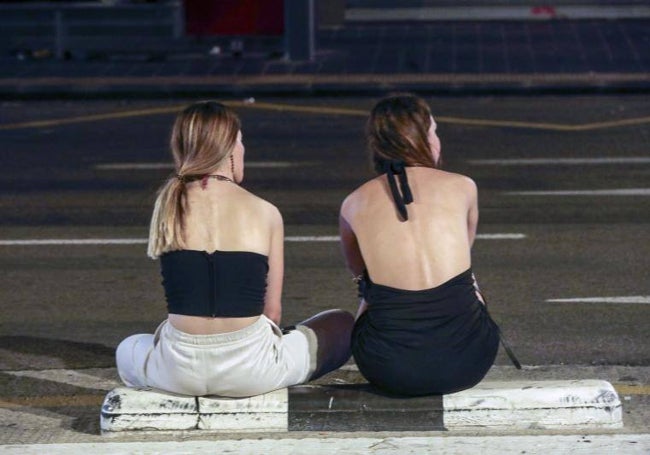 Dos jóvenes a las puertas de la discoteca de San Vicente Mártir.