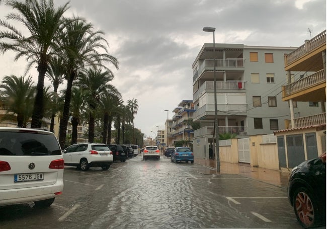 Avenida de La Marina de la playa de Tavernes, completamente inundada.