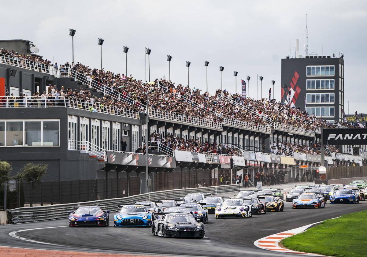 La salida de la primera carrera del Fanatec GT World Challenge.