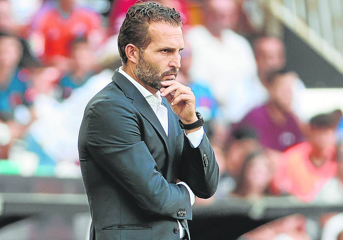 Rubén Baraja, pensativo ayer en Mestalla.