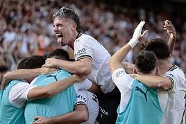 Los jugadores del Valencia celebran el gol de Javi Guerra.