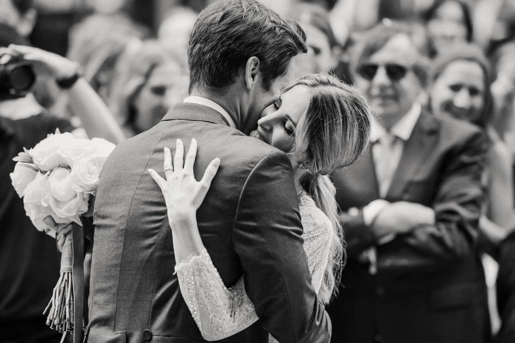 La pareja se abraza tras salir de la iglesia de San Juan de la Cruz.