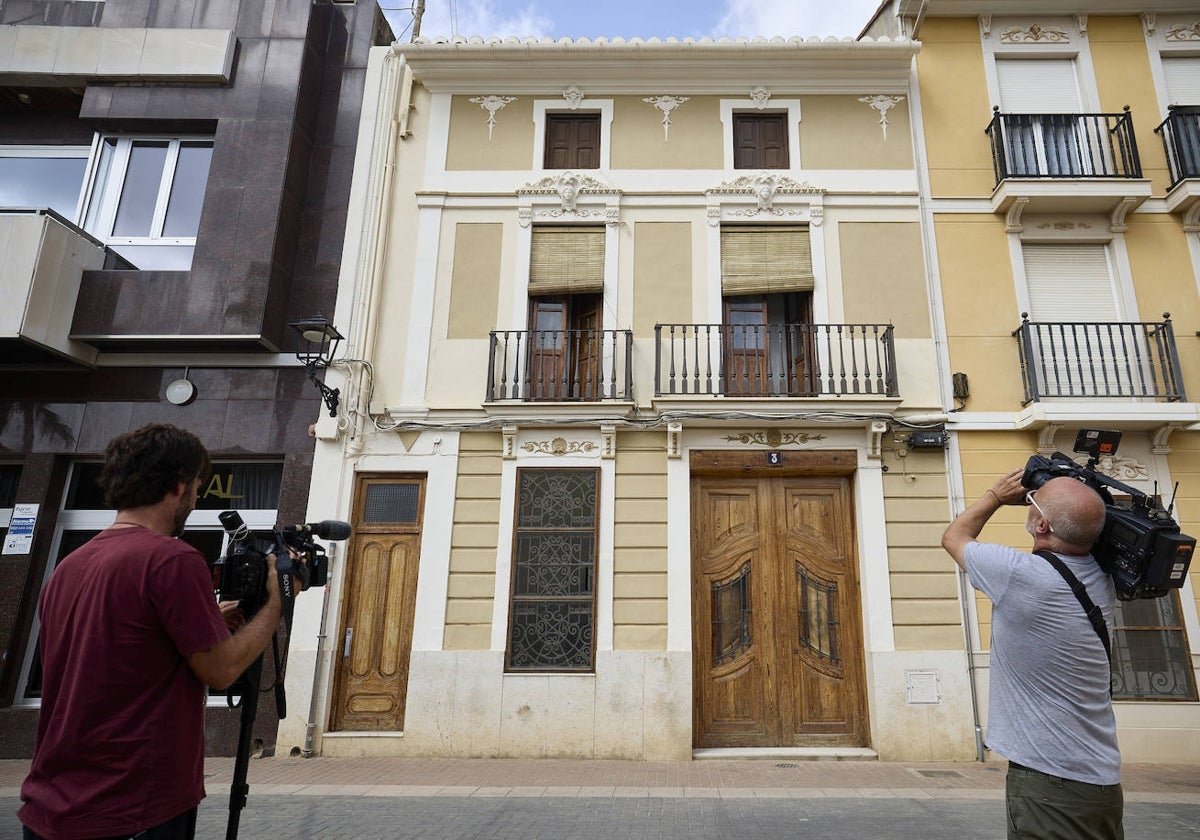 Equipos de televisión graban el edificio donde se produjo el crimen, en pleno centro de Alcàsser.