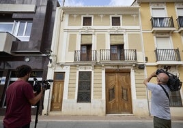 Equipos de televisión graban el edificio donde se produjo el crimen, en pleno centro de Alcàsser.