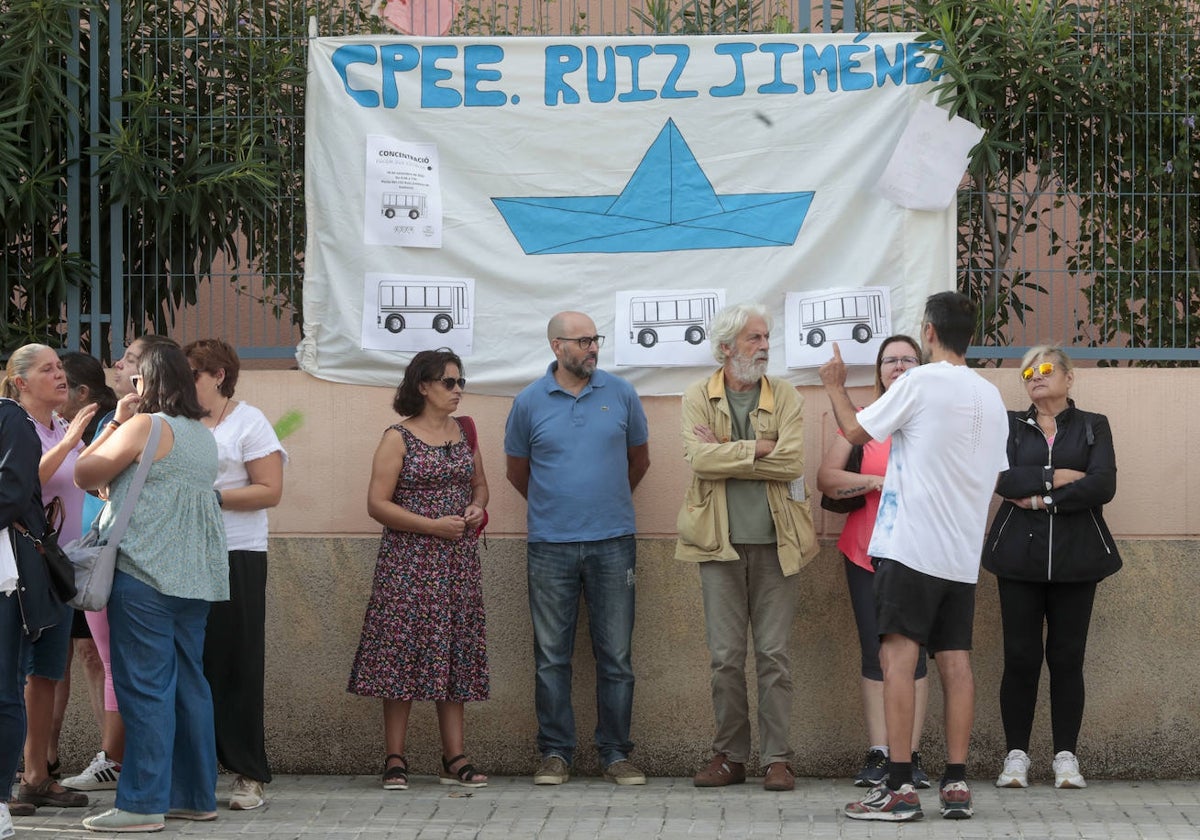 Padres en la concentración del CEE Ruiz Jiménez de Valencia.