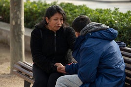 Una madre, con su hijo, afectado por el acoso escolar