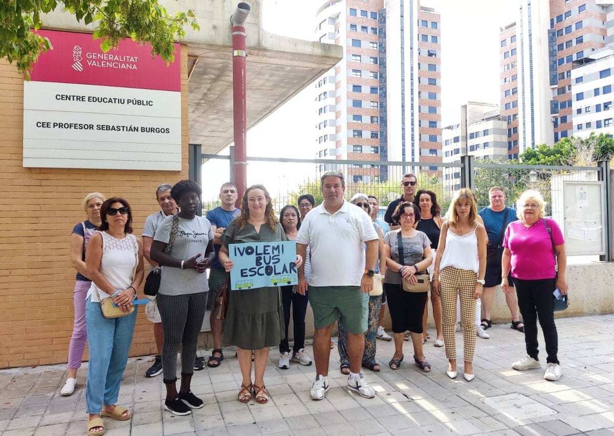 Imagen secundaria 1 - Concentraciones en los CEE Alberto Tortajada, Sebastián Burgos y La Encarnación de Torrent.