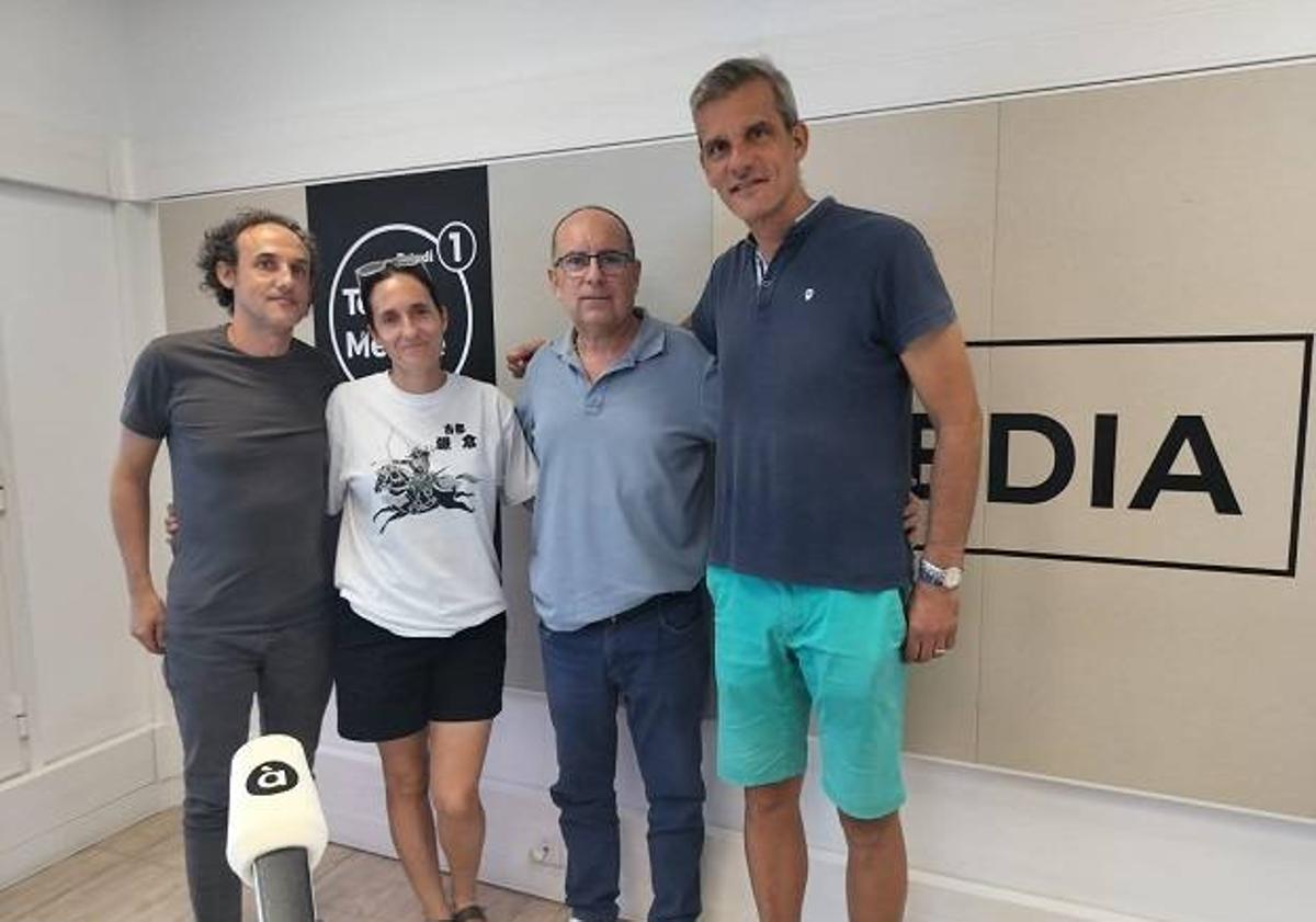 Imagen principal - De izquierda a derecha, Raül Pina, Patricia Campos, Jordi Sanchis y Nacho Rodilla, la esencia del programa Des de la banda. 