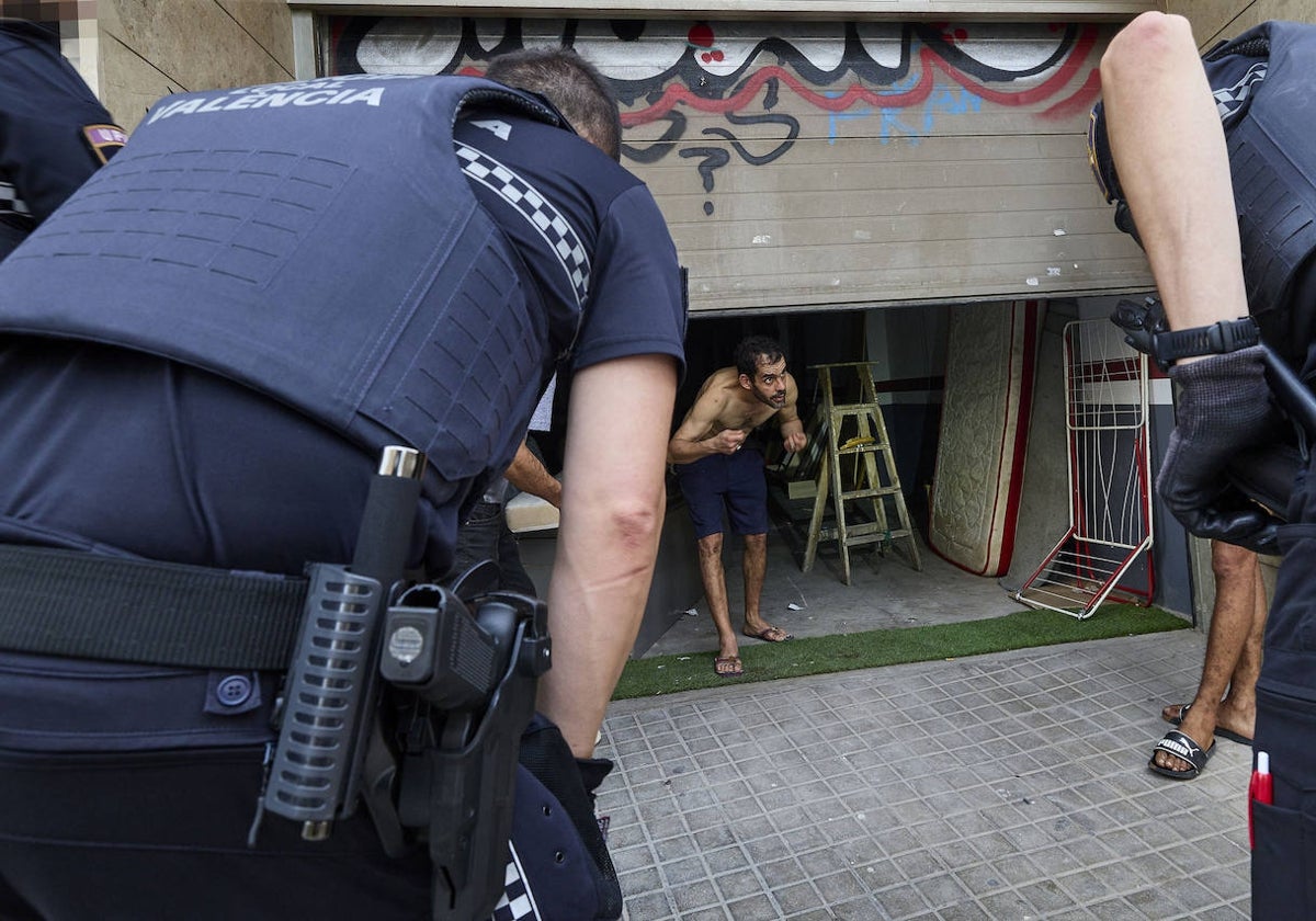 Intervención de la Policía Local de Valencia, este verano, en el barrio de Orriols.