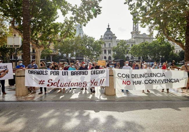 Una de las concentraciones realizada por colectivos de Orriols, en la plaza del Ayuntamiento de Valencia.