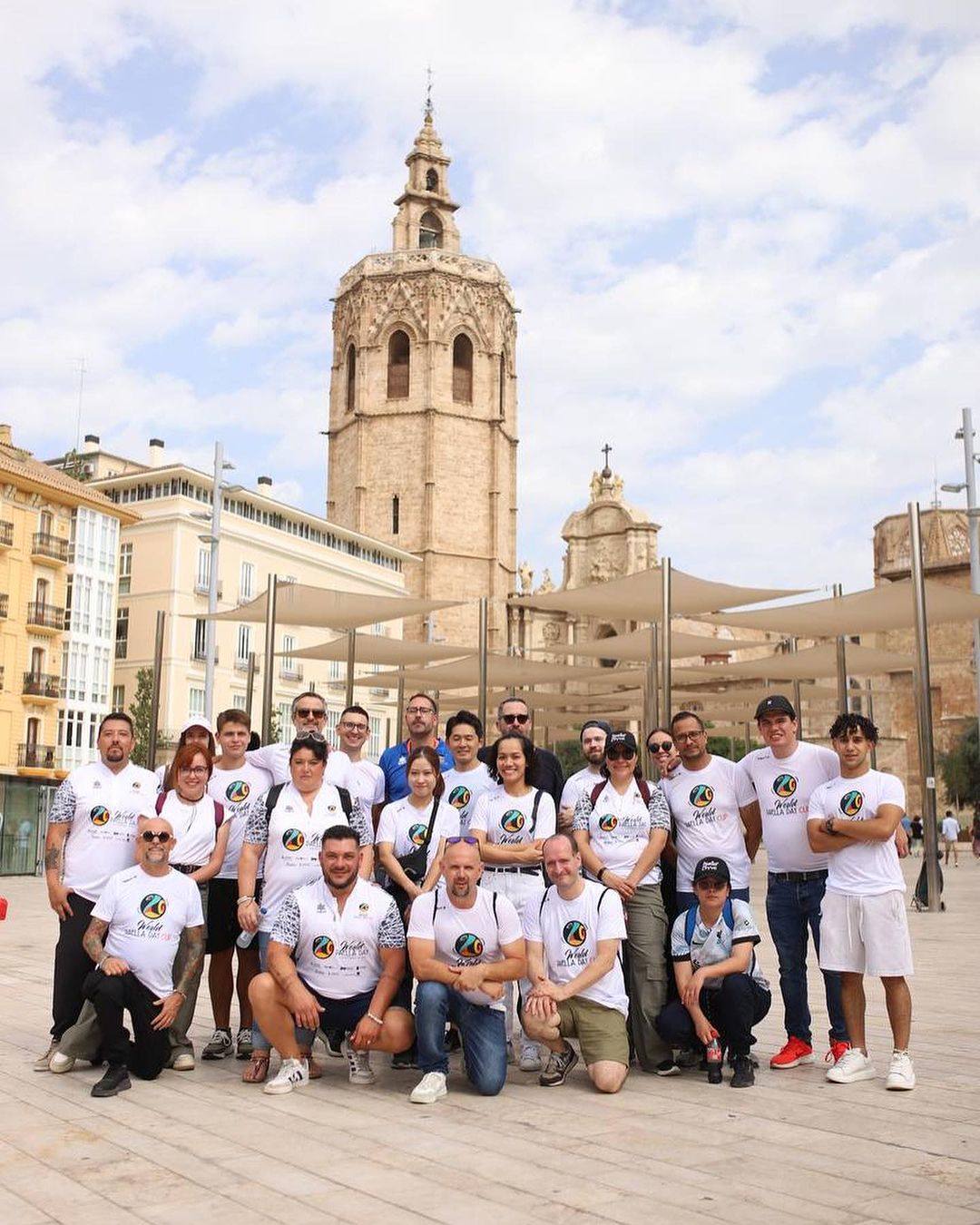 Imagen principal - Arriba, los concursantes en la plaza de la Reina. A la izquierda, Carlos Leal, el chef que llega desde México. A la derecha, Rafa Margós, del restaurante Las Bairetas de Chiva.