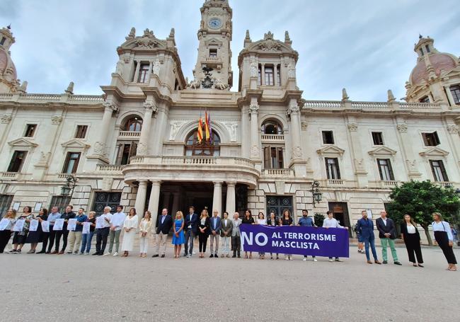 Minuto de silencio frente al Ayuntamiento de Valencia.