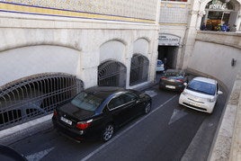 Entrada al parking del Mercado Central, gestionado por la EMT.