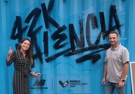 Patricia Quiles y Rafa Gil, de Xàtiva, los dos primeros en ver las camisetas del maratón.