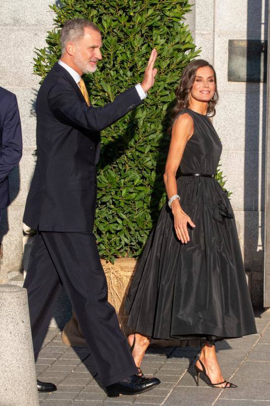 El favorecedor look negro de la reina Letizia para la inauguración de la temporada en el Teatro Real