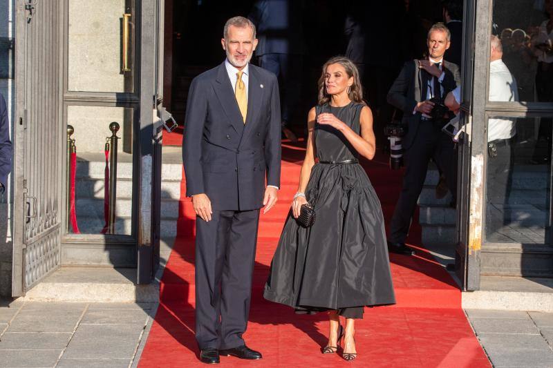 El favorecedor look negro de la reina Letizia para la inauguración de la temporada en el Teatro Real