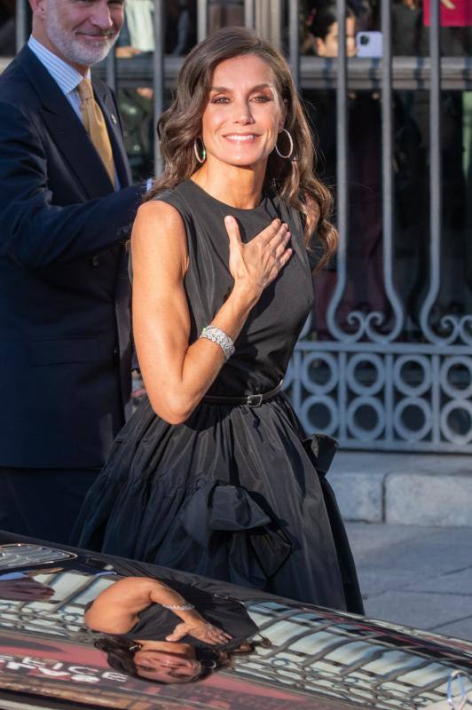 El favorecedor look negro de la reina Letizia para la inauguración de la temporada en el Teatro Real