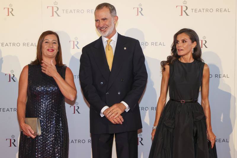 El favorecedor look negro de la reina Letizia para la inauguración de la temporada en el Teatro Real