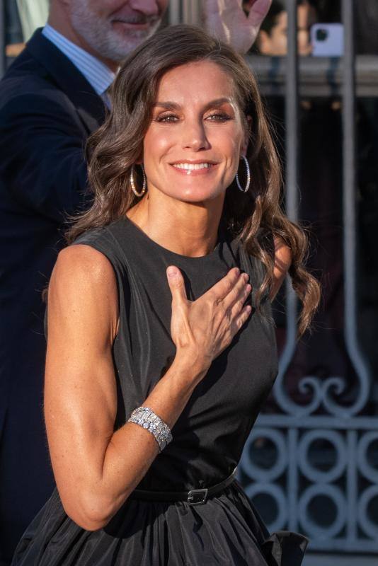 El favorecedor look negro de la reina Letizia para la inauguración de la temporada en el Teatro Real