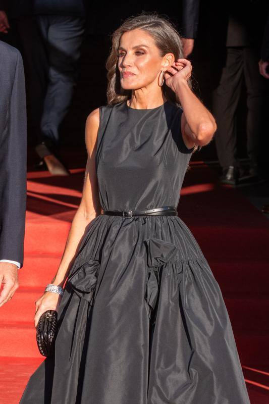 El favorecedor look negro de la reina Letizia para la inauguración de la temporada en el Teatro Real