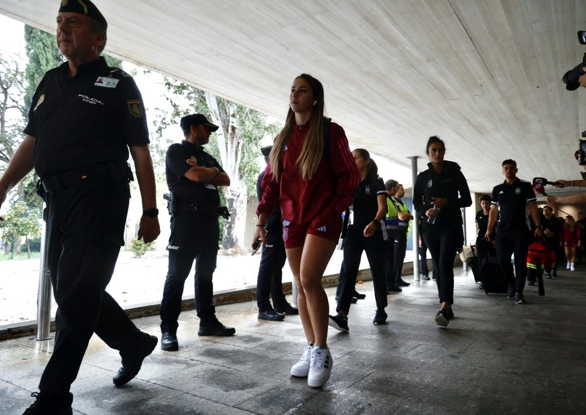 Imagen secundaria 1 - Llegada de la selección femenina.