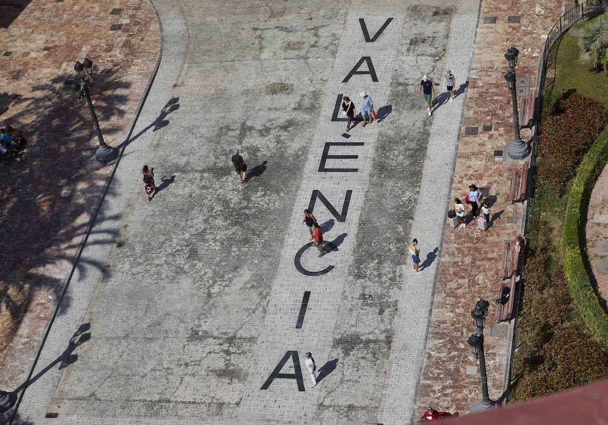 Letras que conforman el topónimo de la ciudad, en la plaza del Ayuntamiento.