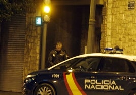 Agentes de la Policía Nacional patrullan Valencia.