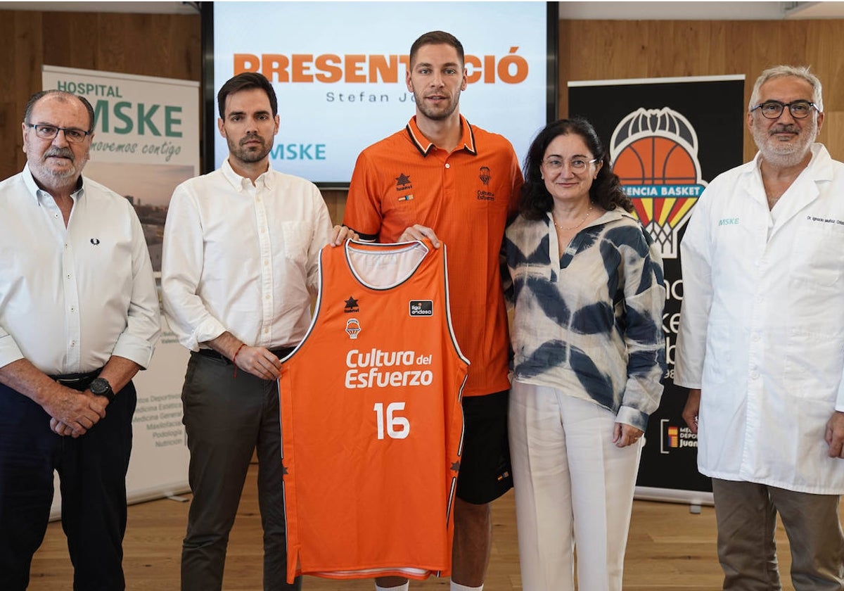 Jovic, durante su presentación como jugador del Valencia Basket.