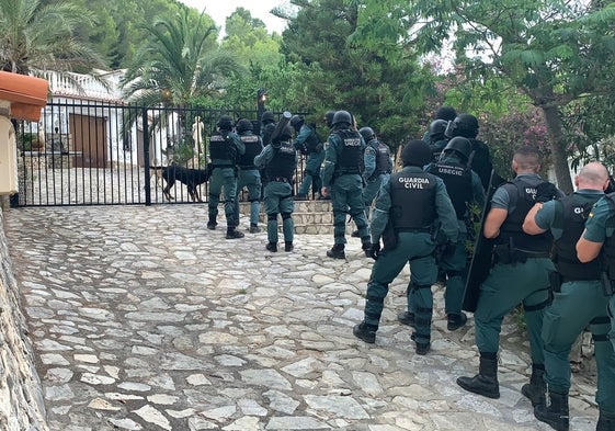 Grupo de agentes de la Guardia Civil en la entrada al chalé de Oliva.