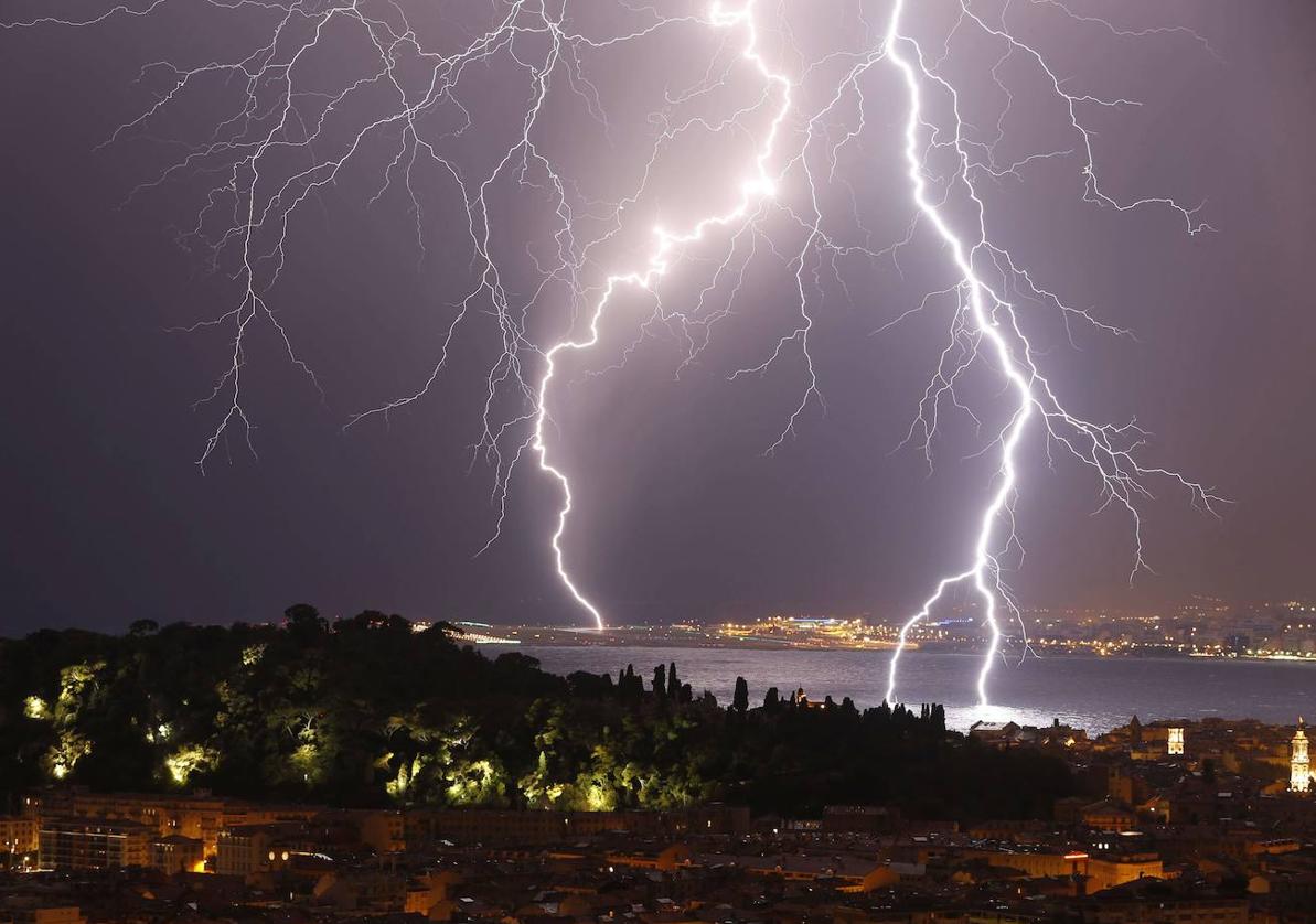 Varios rayos impactan en la Bahía de los Ángeles (Francia), en una imagen de archivo.