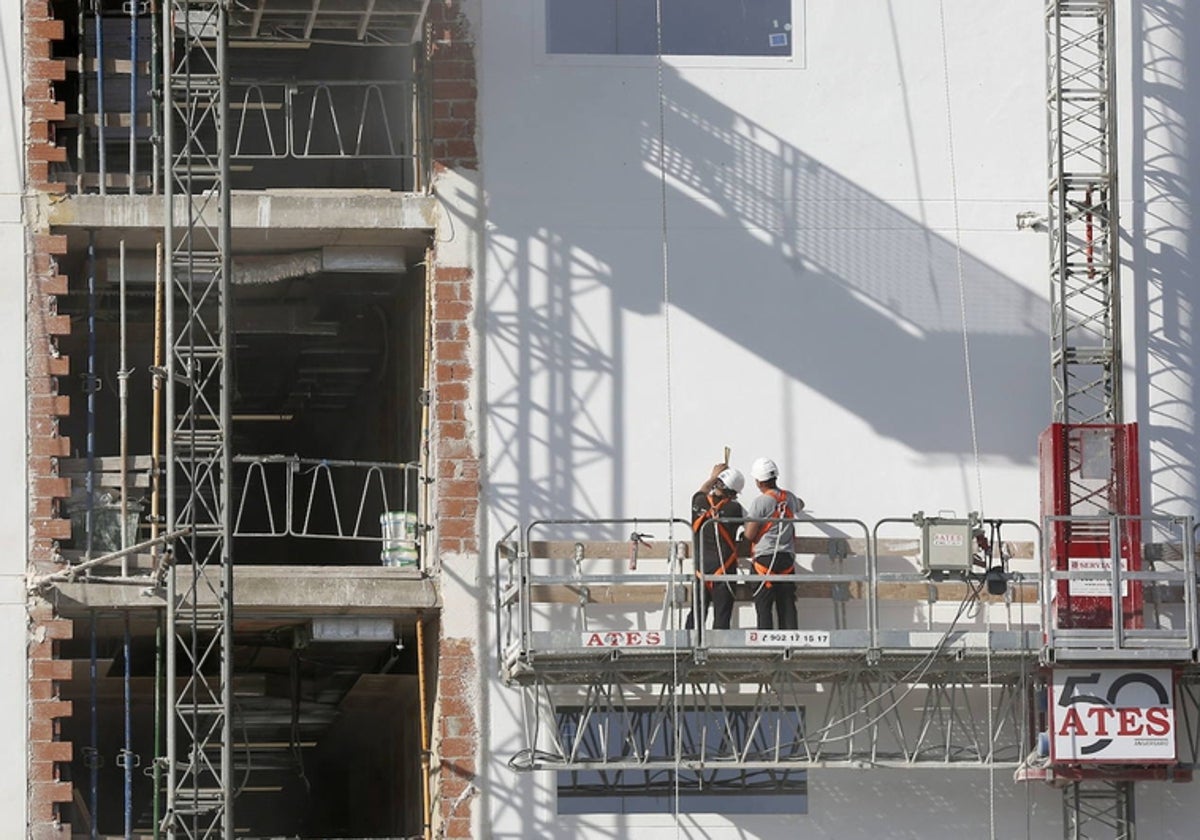 Trabajadores de la Construccion en una finca en construcción.