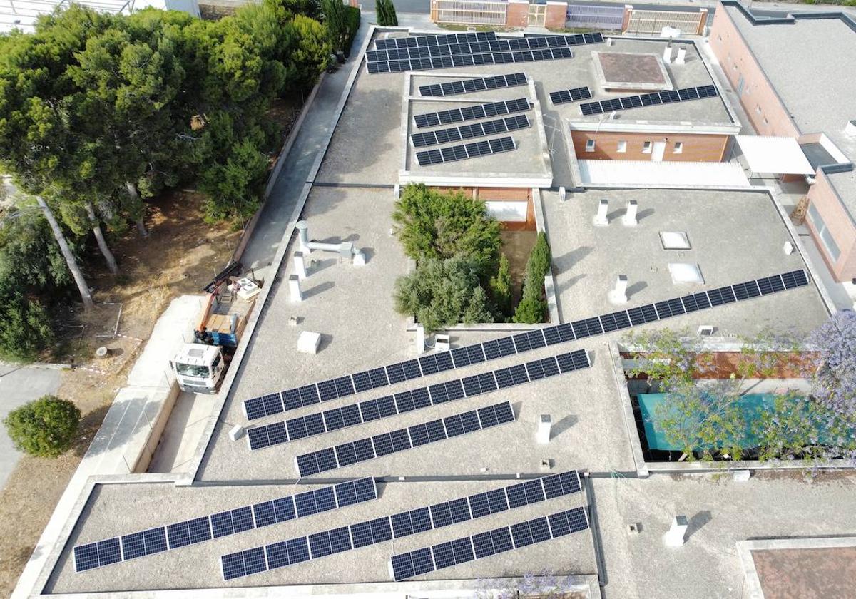 Instalación fotovoltaica del centro Miquel Brugera.