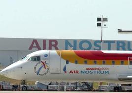 Un avión de Air Nostrum en su base de Valencia.