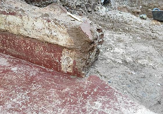 Una arqueóloga trabaja sobre uno de los restos encontrados.